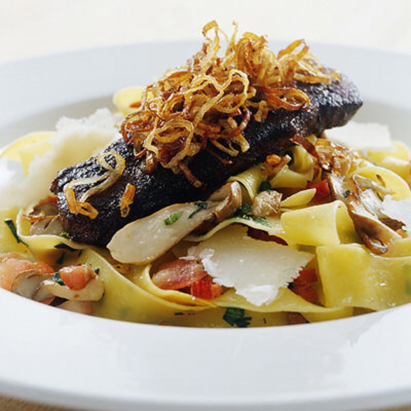 Kajennstekt älgytterfilé på pastabädd