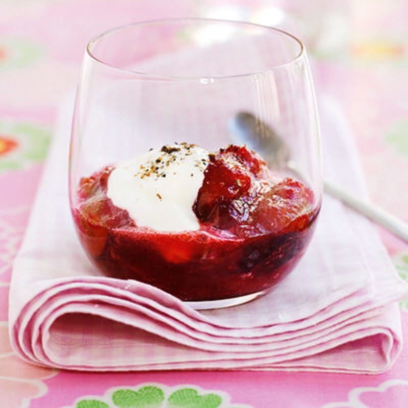 Plommonkompott med kardemummayoghurt