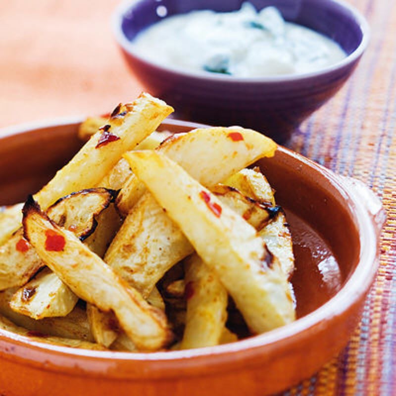 Kryddiga rotselleristicks med mangoyoghurt