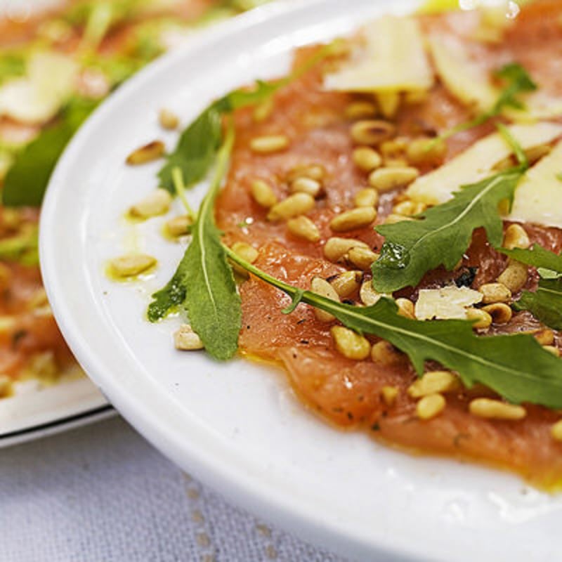 Laxcarpaccio på brännvinsgravad lax