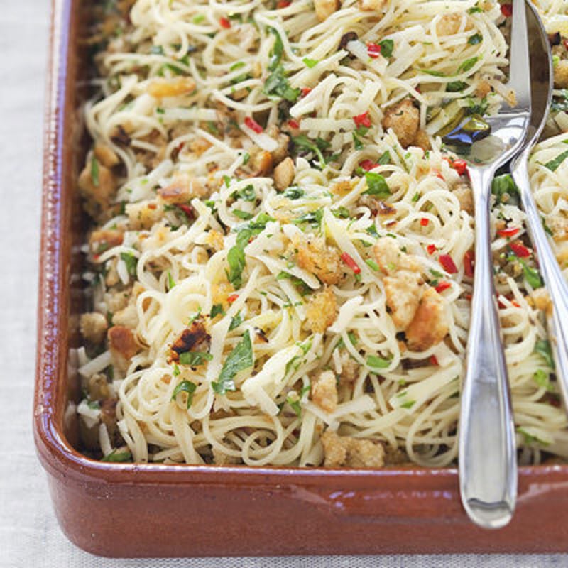 Spagetti med bröd och sardeller