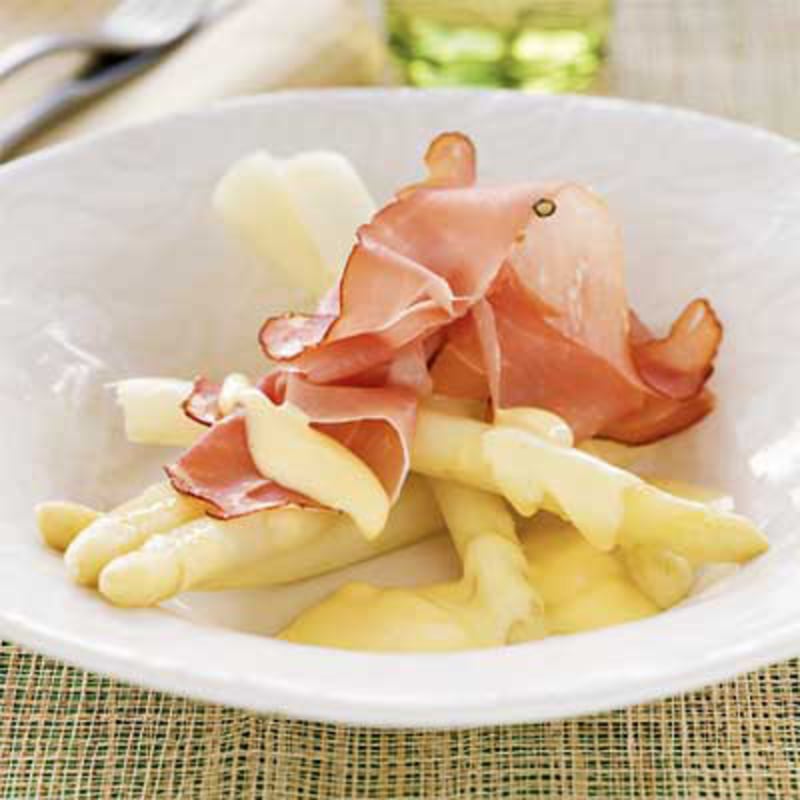 Kokt sparris med hollandaise och skinka