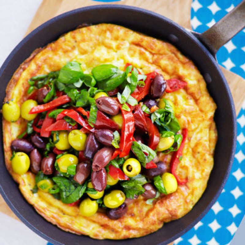 Frittata med paprika- och olivsallad