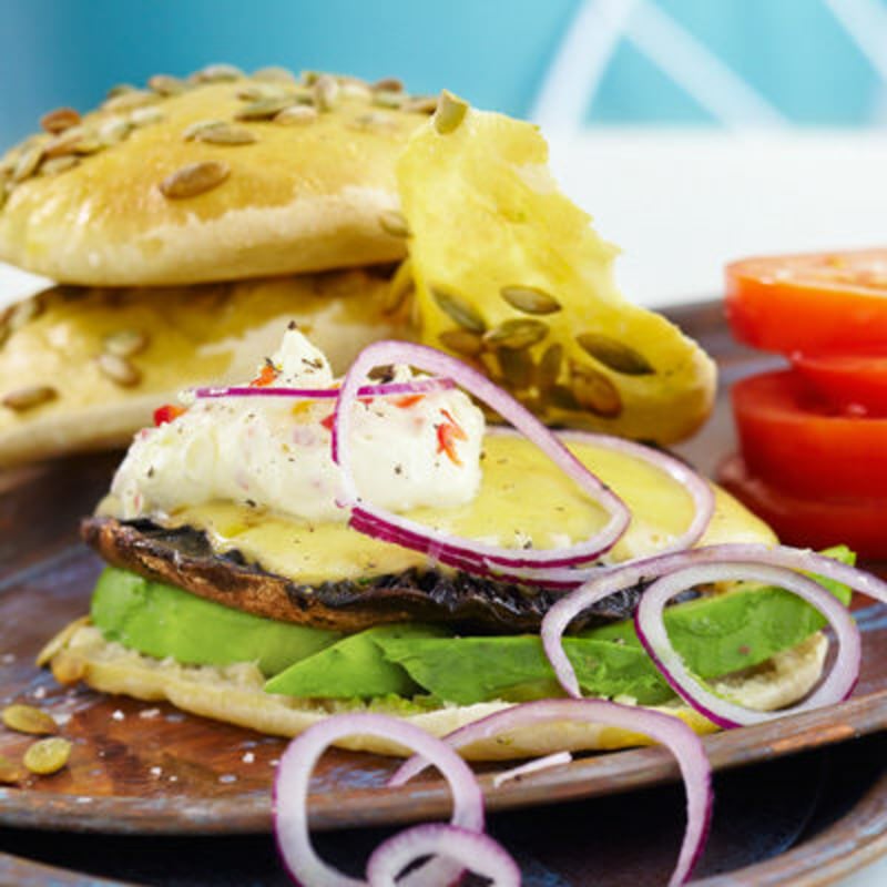Portabelloburgare med emmenthaler och chilicrème