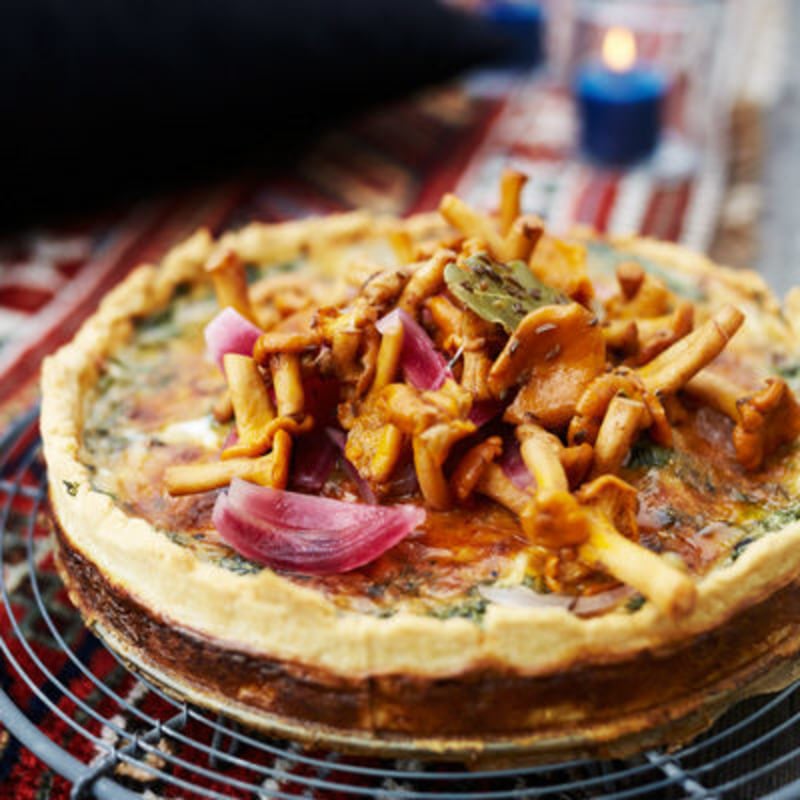 Parmesan- och örtpaj med syltade kantareller