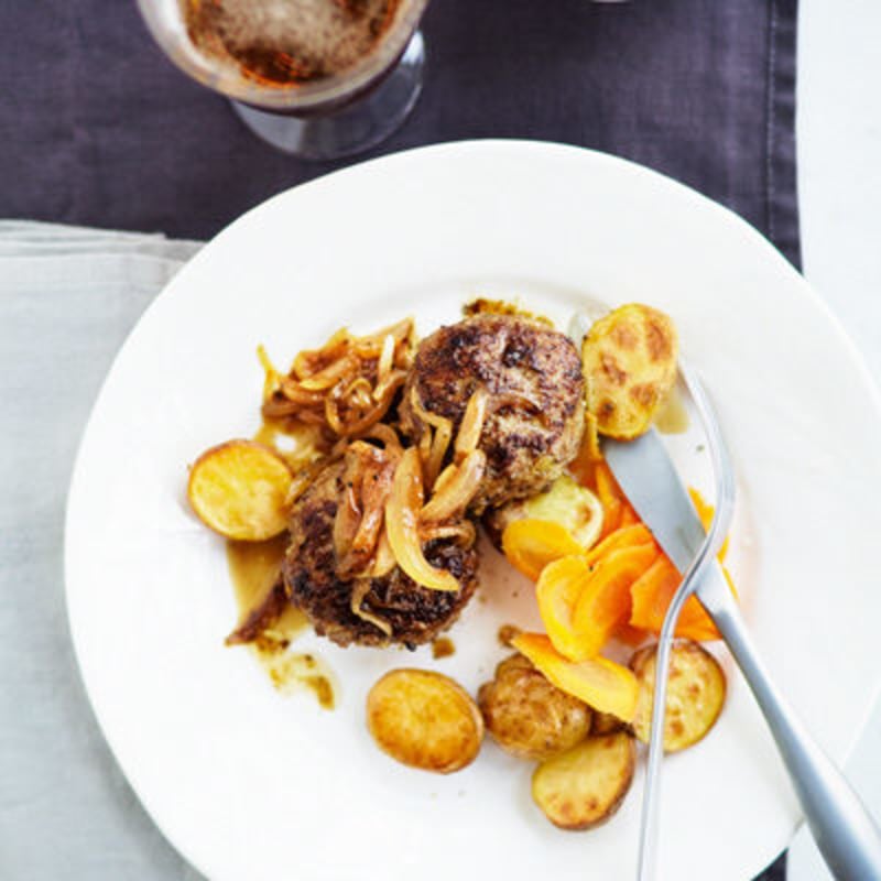 Pannbiff med löksås och syrade morötter