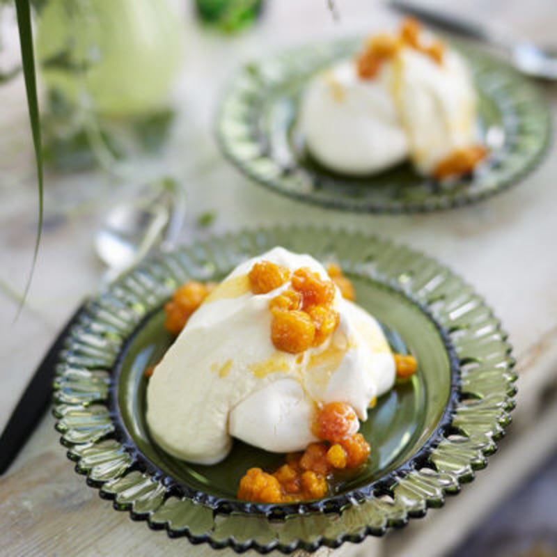 Hjortron Pavlova med amarettogrädde