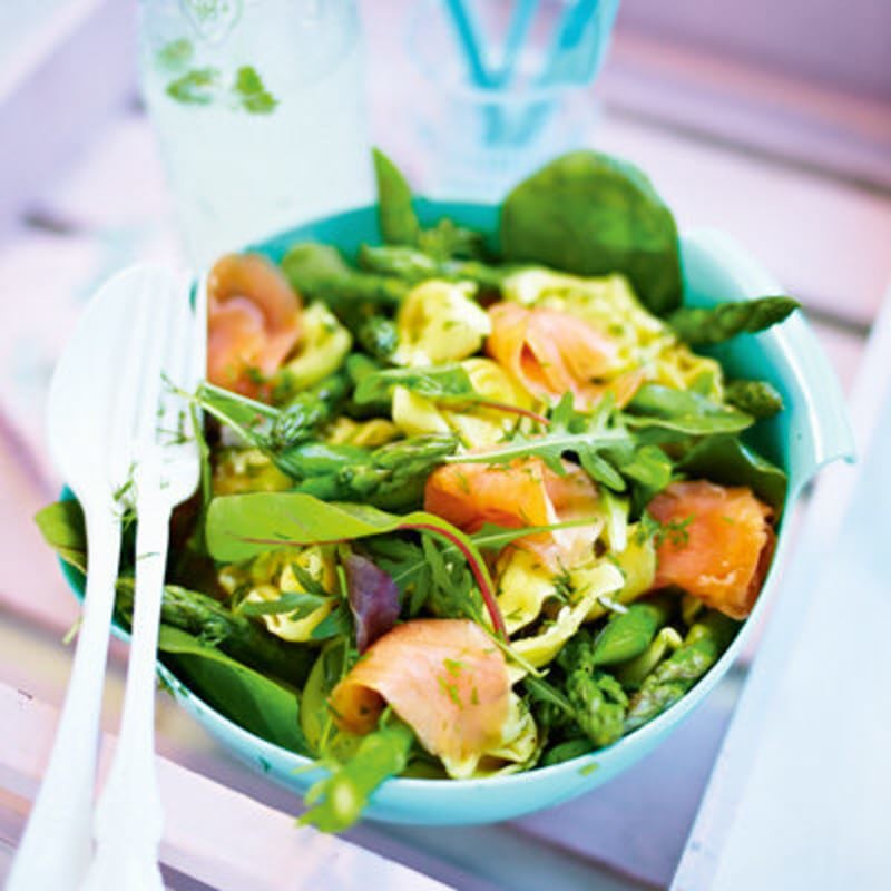 Pastasallad med sparris och kallrökt lax