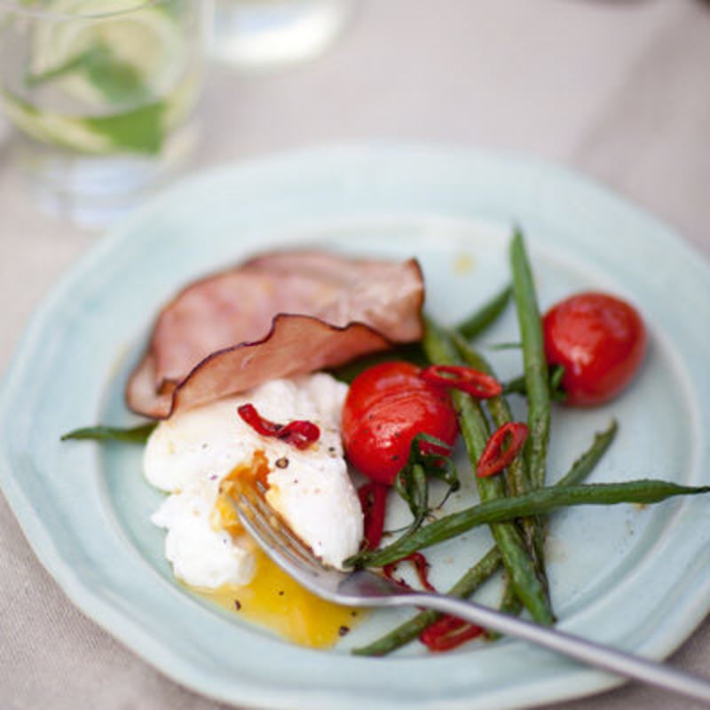 Pocherat ägg med skinka och chilistekta bönor