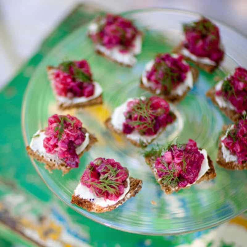 Laxtartar på rågbröd