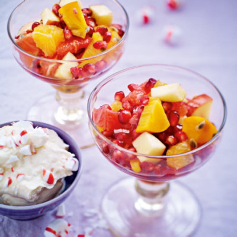 Fruktsallad med polkagrädde