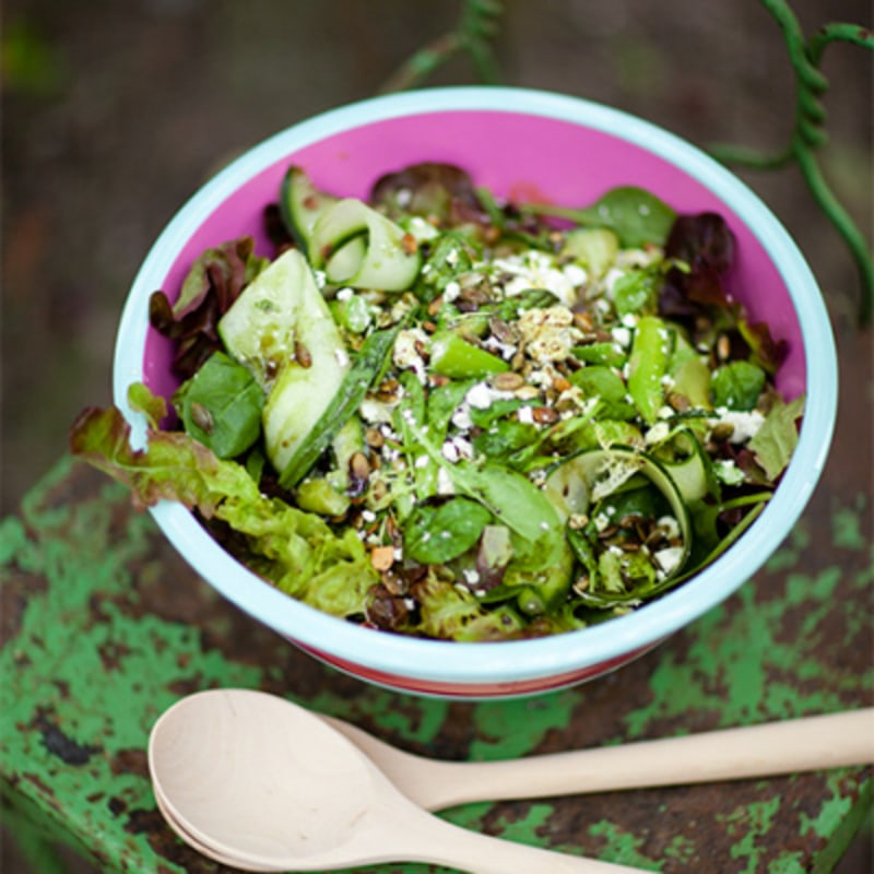 Grön sallad med fetaost och rostade pumpakärnor