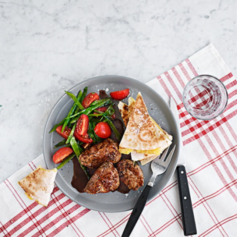 Potatisquesadilla med fläskfilé och rödvinssky