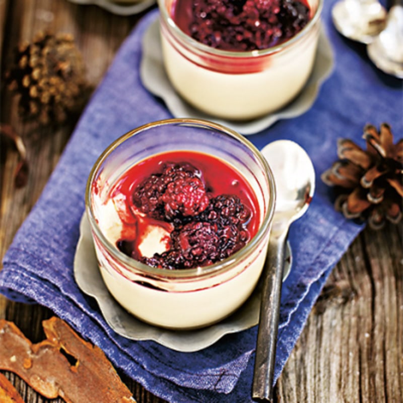 Messmörspannacotta med muddlade björnbär