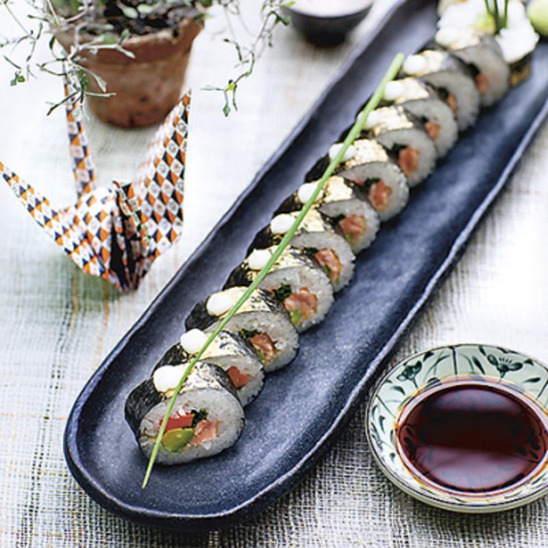 Maki med sotad lax, avokado och picklad morot