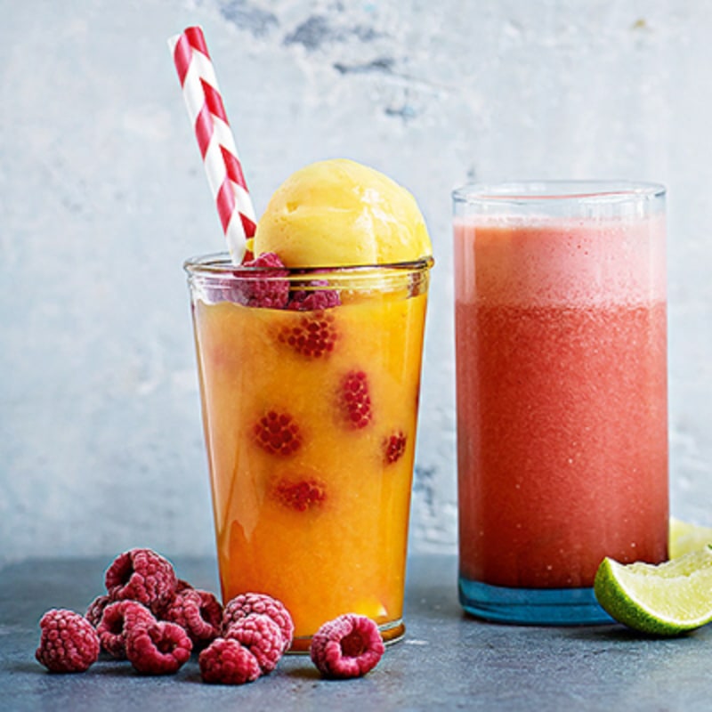 Tropisk drink med hallon och mangosorbet