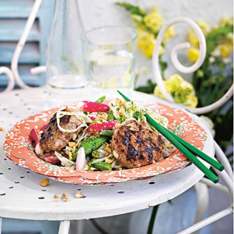 Fläskfärsbiffar med sötsyrlig nudelsallad