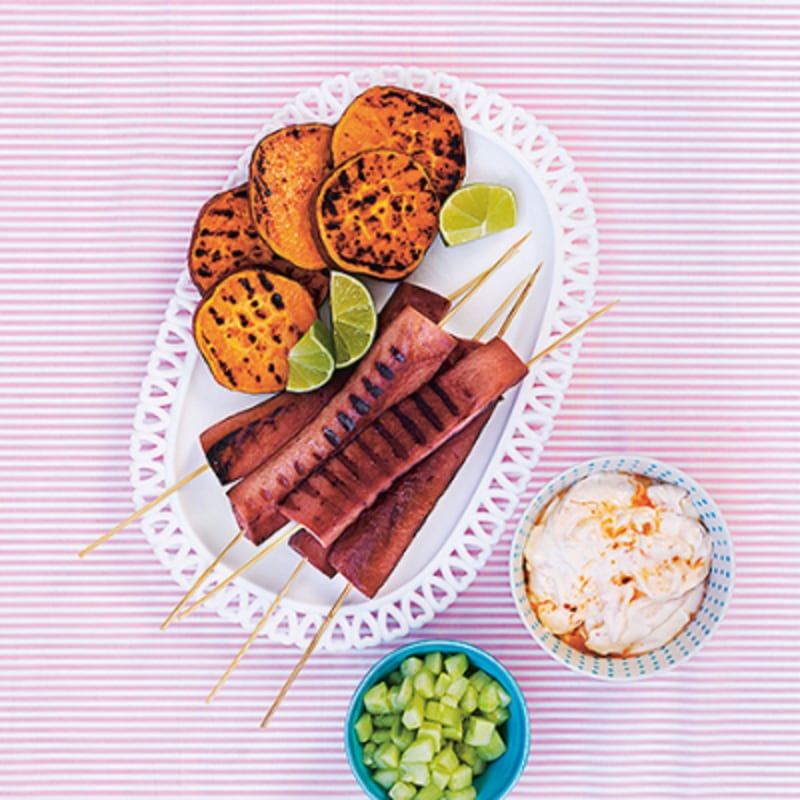 Korvspett med sötpotatis och dipp