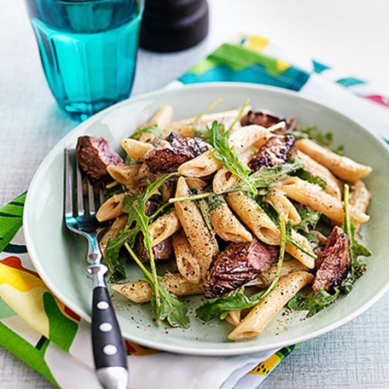 Krämig pasta med strimlad biff
