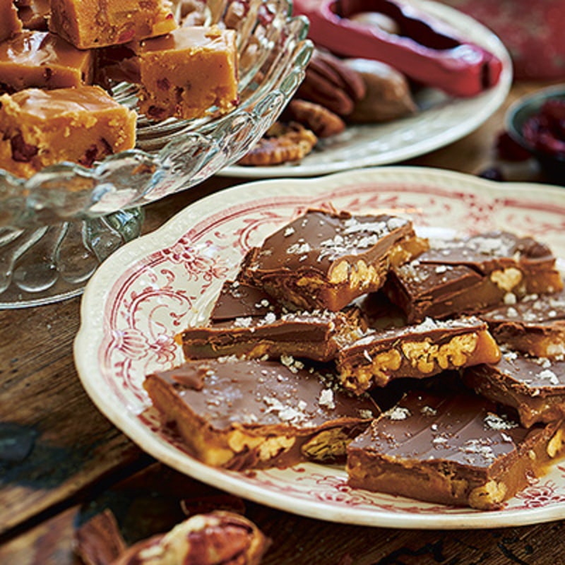 Gräddkola med rostade pekannötter och mjölkchoklad