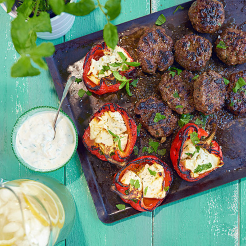 Grillade köttfärsbiffar med yoghurtsås