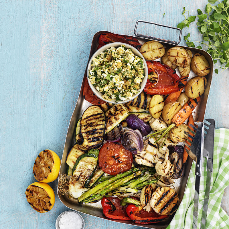 Grillade grönsaker med chunky kikärtsröra