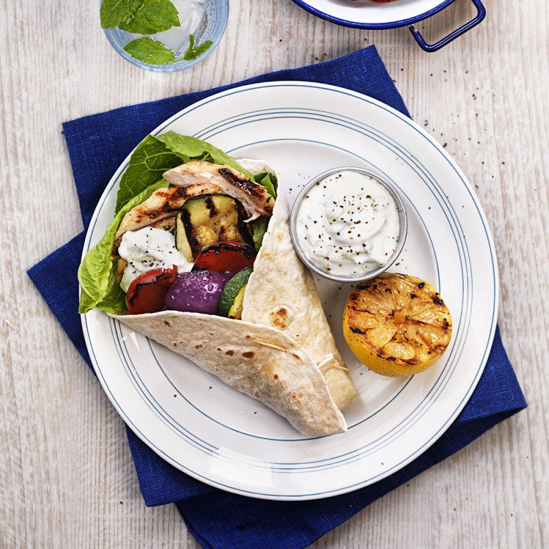 Wrap med grillade grönsaker, kyckling och tzatziki