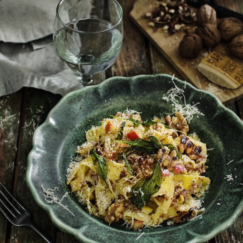 Isterbandspasta med äpple och valnötter