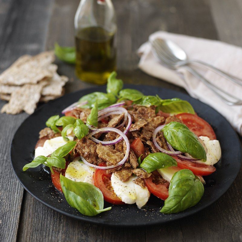 Knäckebrödssallad med olivolja, mozzarella och tomat