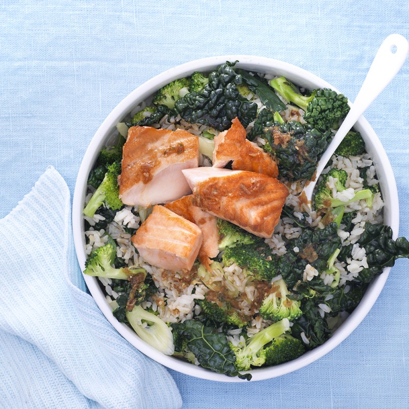 Lax med ingefärsdressing och grönsaksris