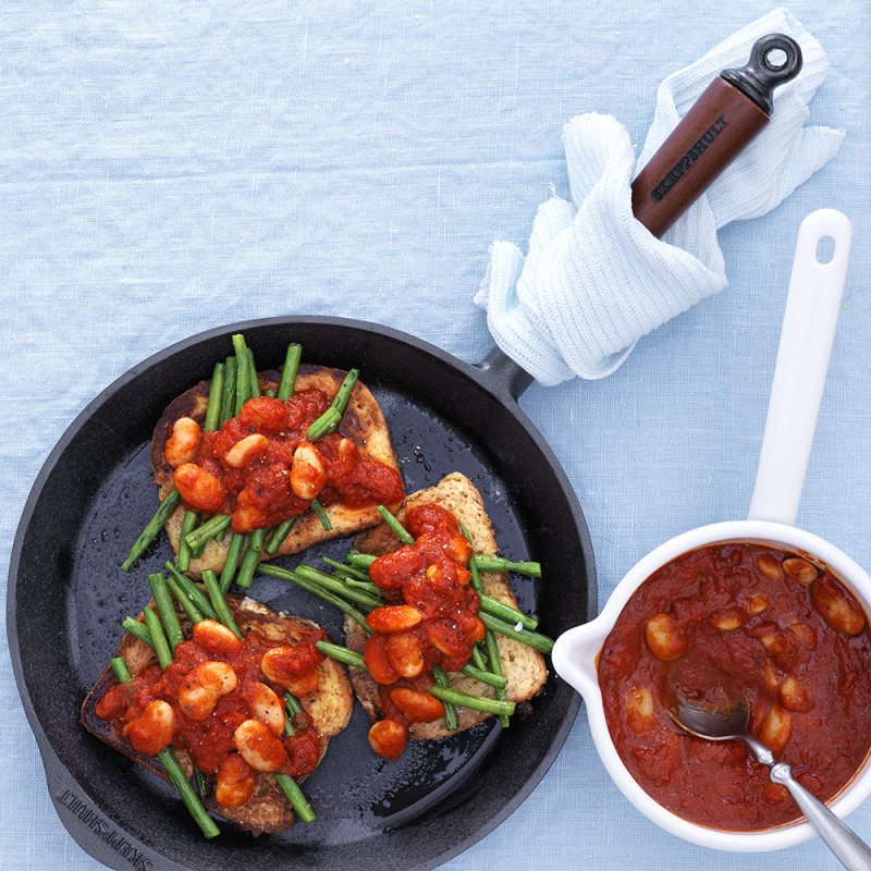 Fattiga riddare med bönor i tomatsås och vitlöksfrästa haricots verts