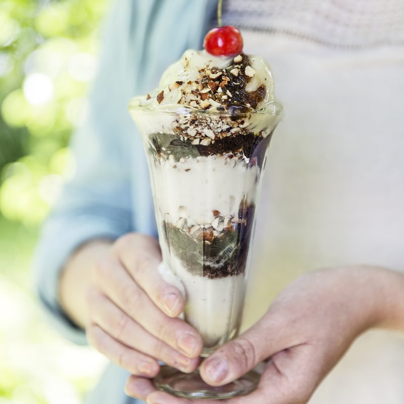 Banan- och kokosglass med rå kolasås och rostade mandlar