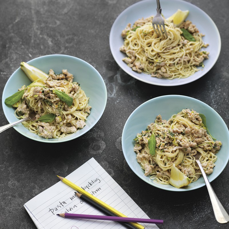 Krämig spagetti med kycklingfärs, salvia och citron