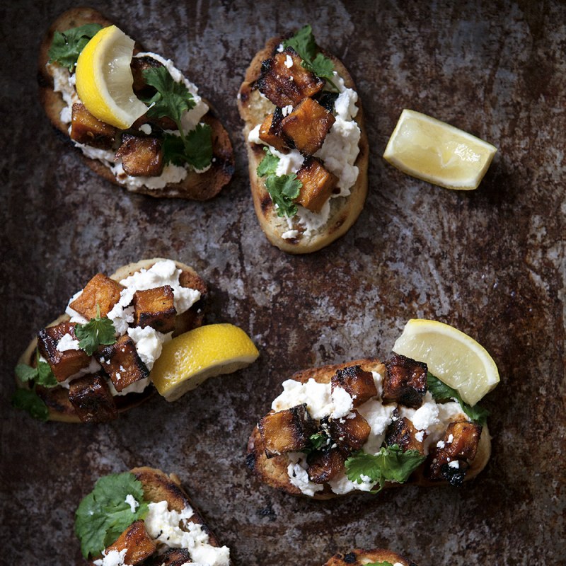 Honungsrostad sötpotatis och fetaostkräm på grillad baguette