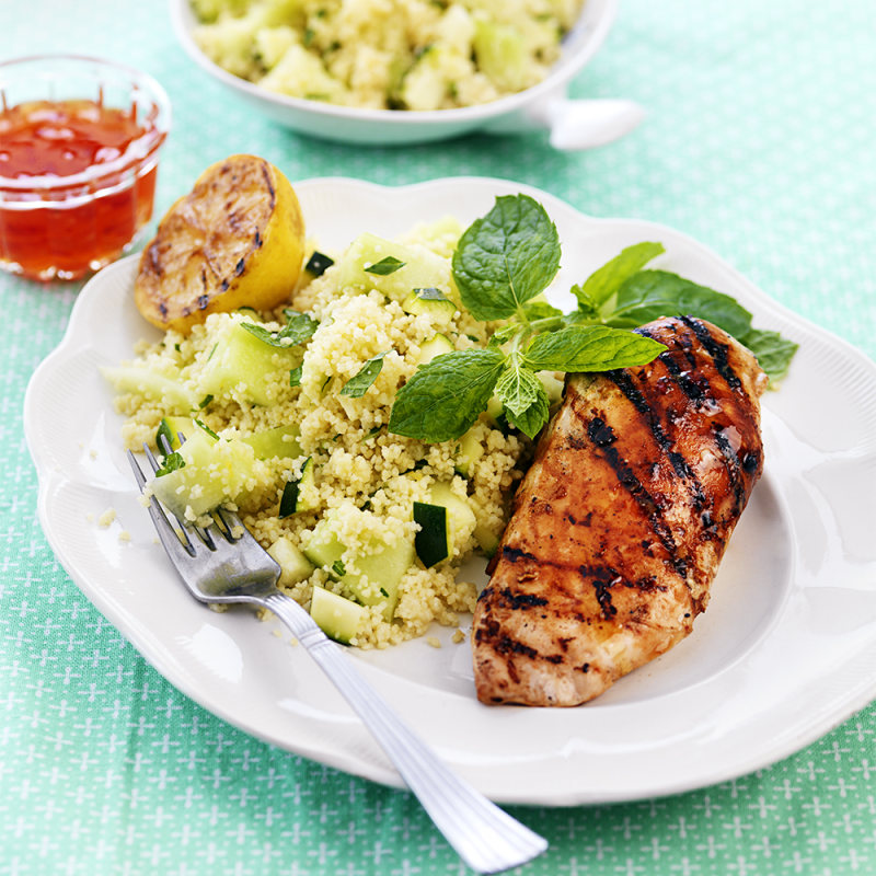 Fruktig couscous med grillad kycklingfilé