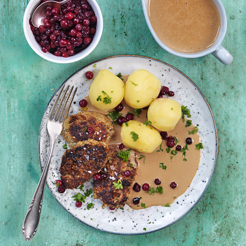 Svampbiffar med gräddsås och lingon