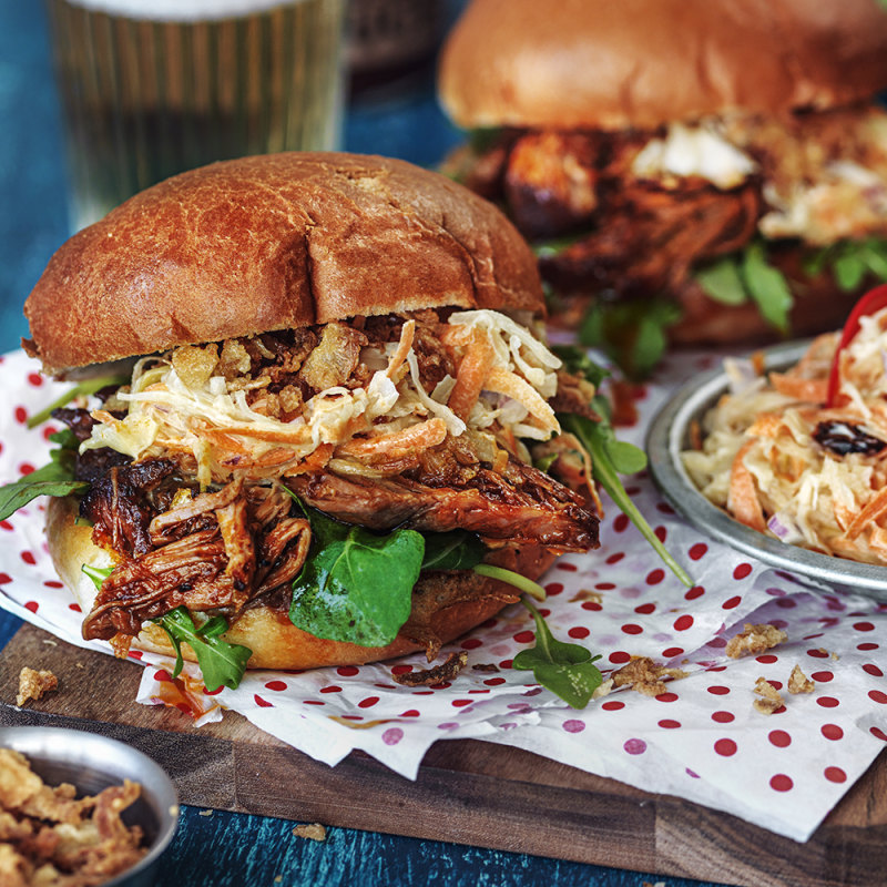 Pulled pork i hamburgerbröd