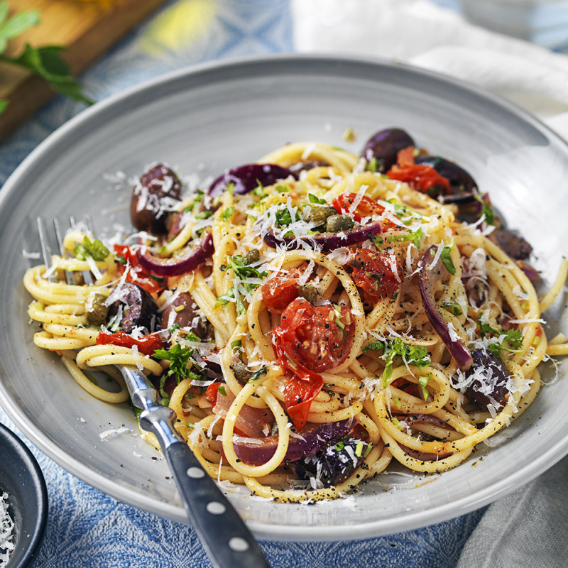 Spaghetti med chili, vitlök, kapris och persilja