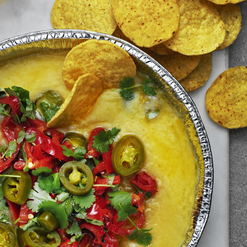 Nachos i ostdipp med jalapeños