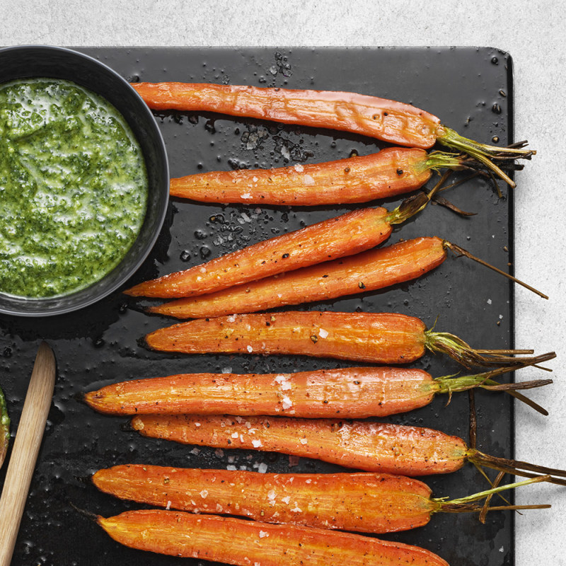 Ugnsrostade knippmorötter med pesto
