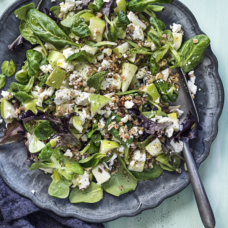 Matvetesallad med rosmarin, äpple och fetaost