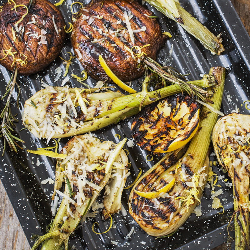 Grillad vitlöksmarinerad fänkål och portabello