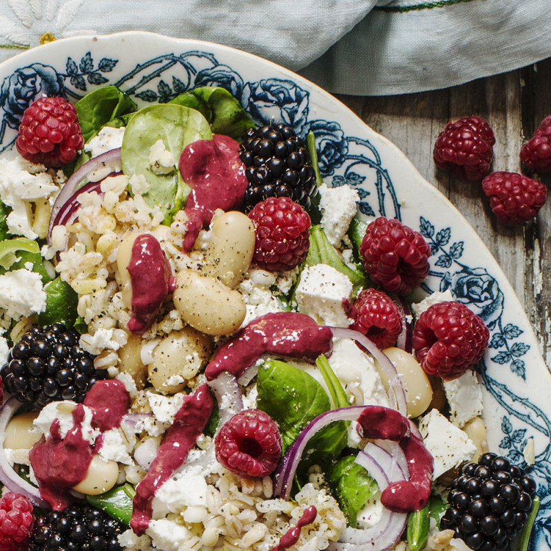 Grynsallad med fetaost och bärvinägrett