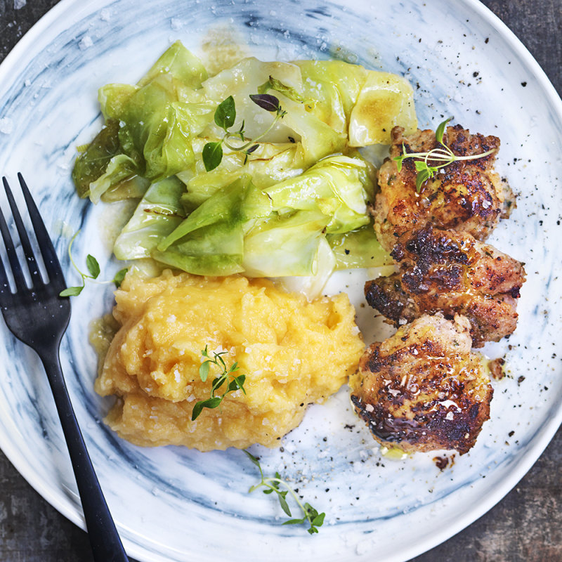 Fläskfärsbiffar med sirapsslungad kål och ingefärsrotmos