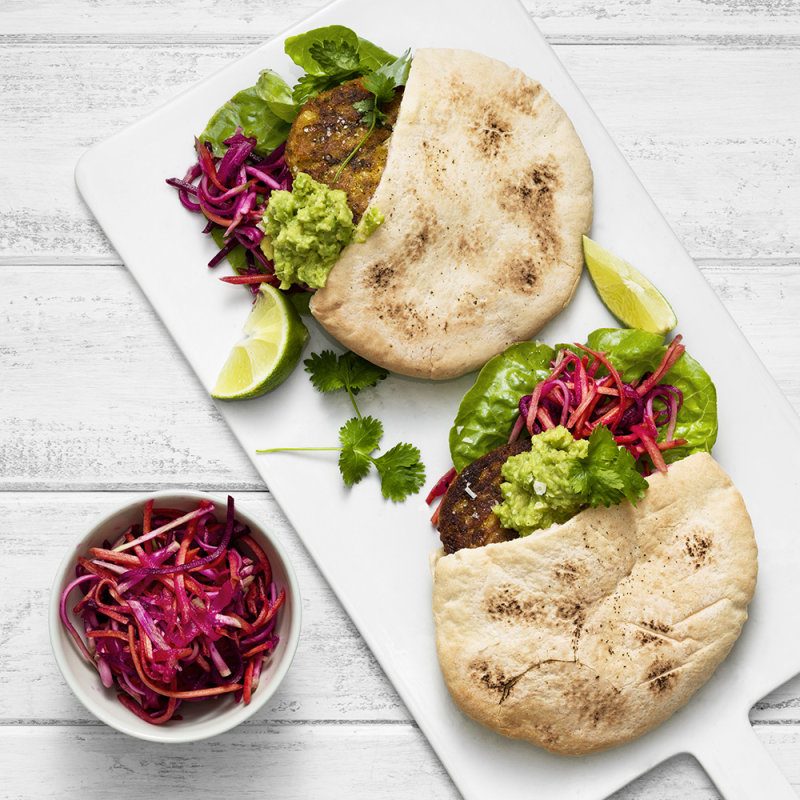 Pita med bönbiffar, guacamole och ingefärspicklad rotfruktsjulienne