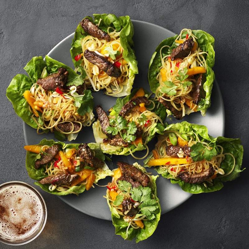 Mangobiffsallad med nudlar