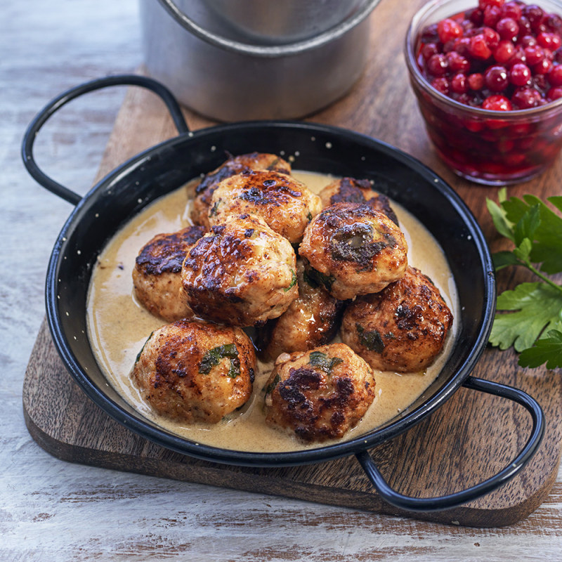 Kycklingköttbullar med snabb sås och rårörda lingon
