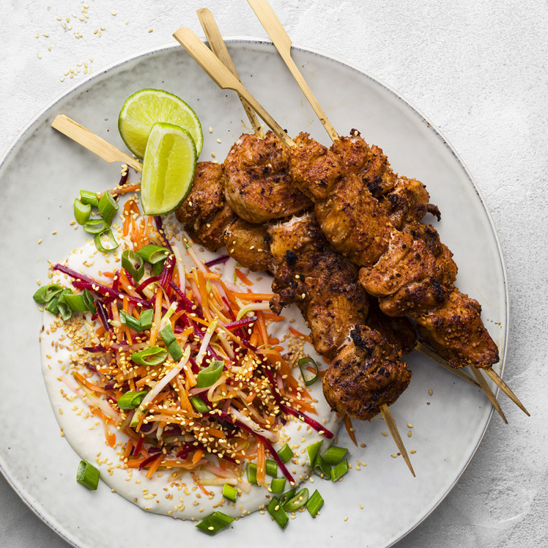 Kryddrubbade kycklingmedaljonger med raw slaw-sallad