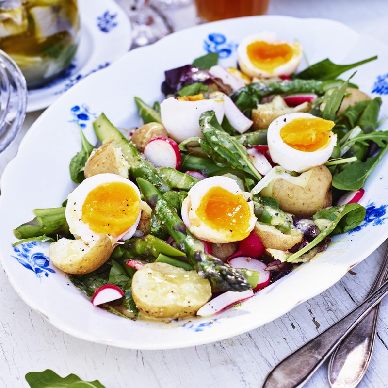 Sparrissallad med potatis och ägg
