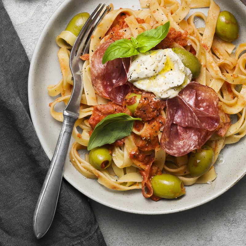 Tagliatelle med färskost, tomatsås och salami